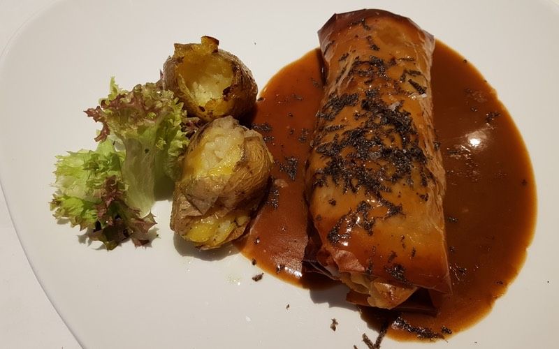 canelón crujiente de manitas de cerdo, boletus y mousse de foie con trufa por encima