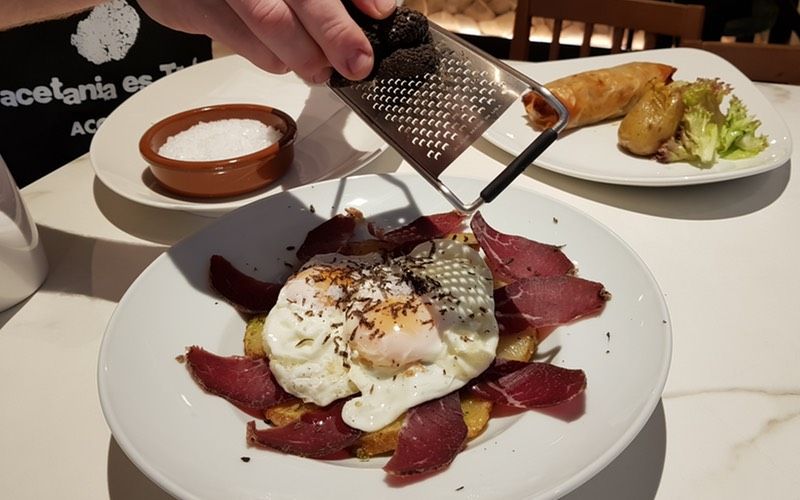 huevos rotos trufados con jamón de vaca rubia gallega