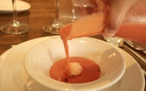 Vertemos el Salmorrejo sobre el helado