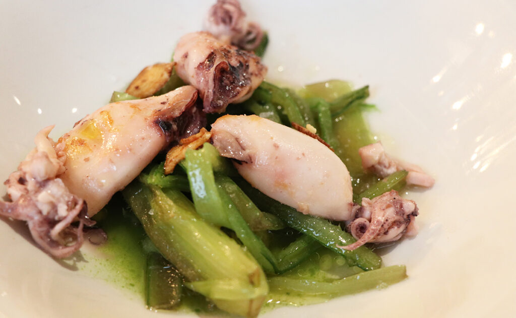 La "Borraja con chipirones", un mar y montaña con carácter aragonés, combina la frescura de una de nuestras verduras más características, la borraja, con unos chipirones jugosos y llenos de sabor. Ideal para los amantes de la cocina tradicional con u toque innovador.