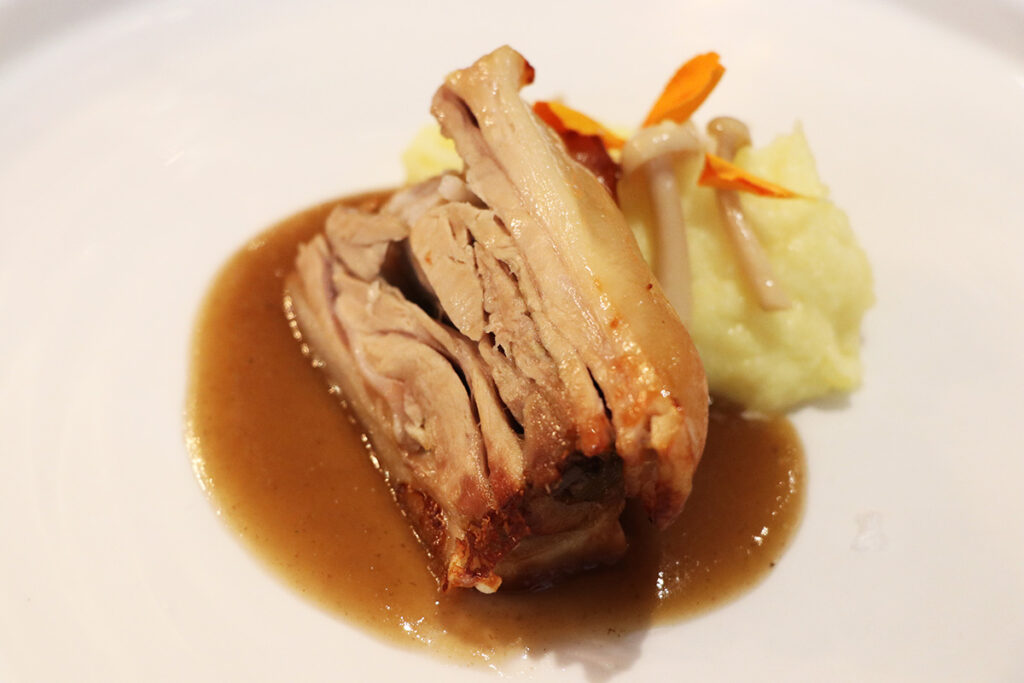 El "Lingote de cochinillo", jugosísimo y tierno, se acompaña de una suave parmentier para un plato que, acompañado de verduras frescas, resulta una deliciosa combinación de distintas texturas e intensidades. 
