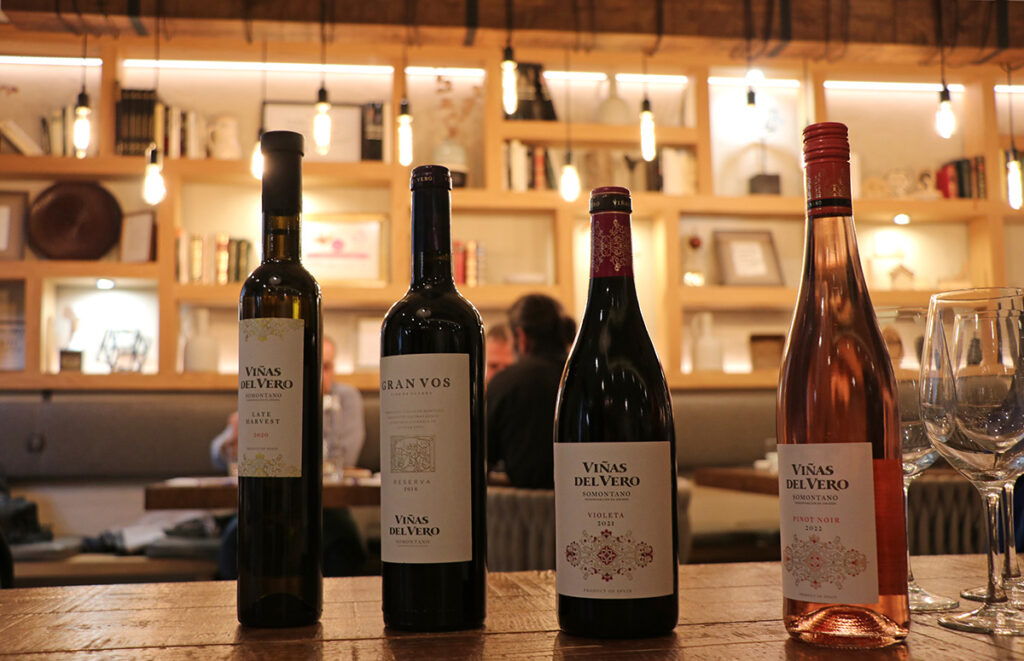 Todos estos platos maridan a la perfección con los vinos propuestos desde la bodega del Restaurante Cobarcho. En la presentación de la carta de temporada fueron introducidos por José María Salas, de la bodega Viñas de Vero, los Gran Vos y Violeta como tintos, el rosado Pinot Noir y para los postres, el muy especial Riesling Late Harvest.